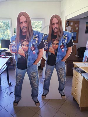 standees